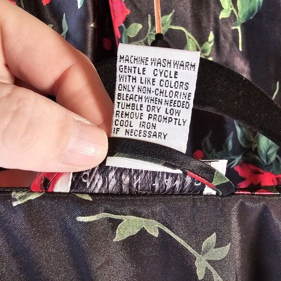 Morgan Taylor Intimates Women's M Peignor Set Black With Roses Robe & Nightie - Picture 10 of 10